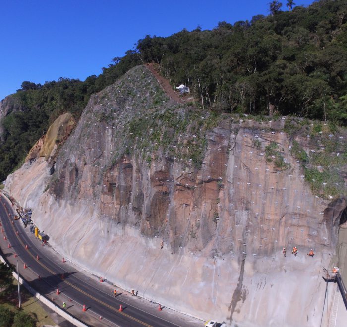 Execução de cortina atirantada - BR 116- Serra do espigão/SC (2018)